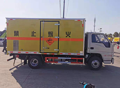 集贤爆破器材运输车技术升级与安全合规新趋势